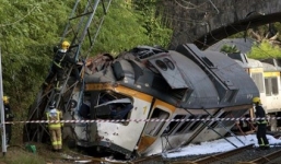 Tàu du lịch trật bánh khi đâm vào trụ cầu, 51 người thương vong